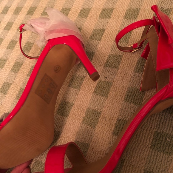 Pretty red heels with bow detail - Picture 5 of 5